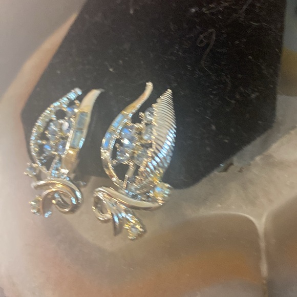 Vintage Coro clip earrings in silver w blue rhinestone - Picture 3 of 11